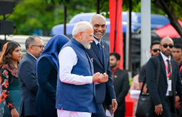 އިންޑިއާގެ ބޮޑުވަޒީރު ނަރެންދުރާ މޯދީ ރާއްޖެއަށް ކުރެއްވި ދަތުުރުގައި ރައީސް ޑރ.،މުހައްމަދު މުއިއްޒު އޭނާއަށް މަރުހަބާ ވިދާޅުވަނީ. ފޮޓޯ: ރައީސް އޮފީސް