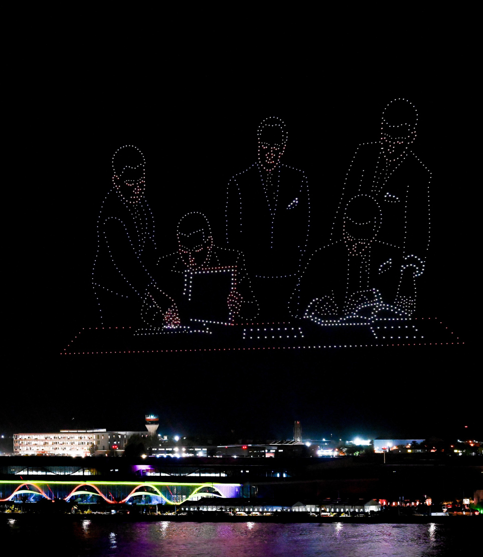 ވީއައިއޭގެ އާ ޓާމިނަލް ހުޅުވަން މިރޭ ދައްކައިލި ޑްރޯން ޝޯގައި ރާއްޖޭގެ މިނިވަންކަމުގެ އެއްބަސްވުމުގައި މީގެ 60 އަހަރު ކުރިން ސޮއިކުރި ރަސްމިއްޔާތުގެ މަންޒަރު.---ފޮޓޯ: ނިޝާން އަލީ| މިހާރު