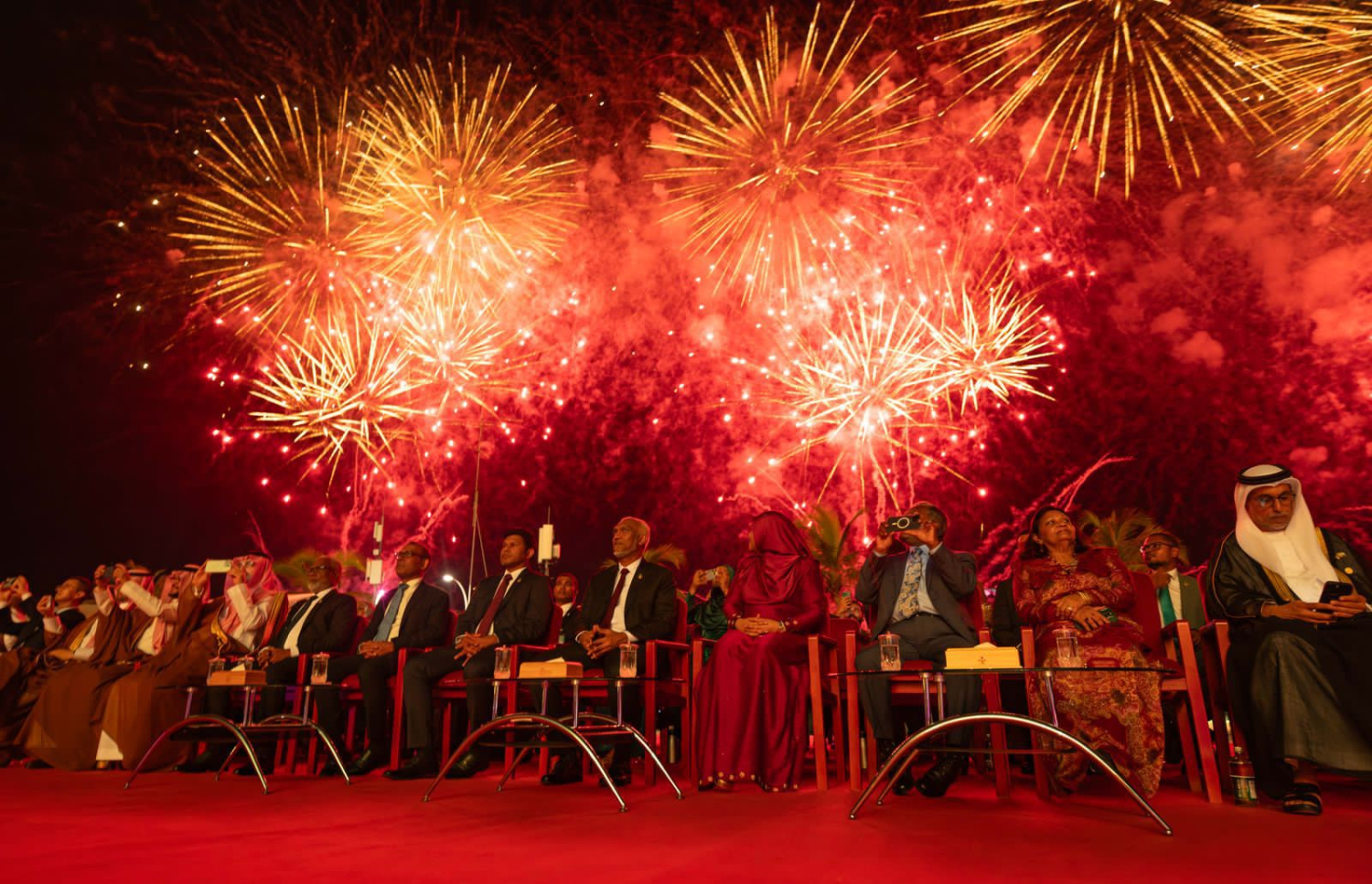 ވީއައިއޭގެ އާ ޓާމިނަލް ހުޅުވުމުގެ ކުލަގަދަ ހަފުލާގައި ހަވާ އަރުވާއިރު ރައީސް މުއިއްޒު އެ ރަސްމިއްޔާތުގައި ބައިވެރިވެވަޑައިގަންނަވަނީ.---ފޮޓޯ: އެމްއޭސީއެލް