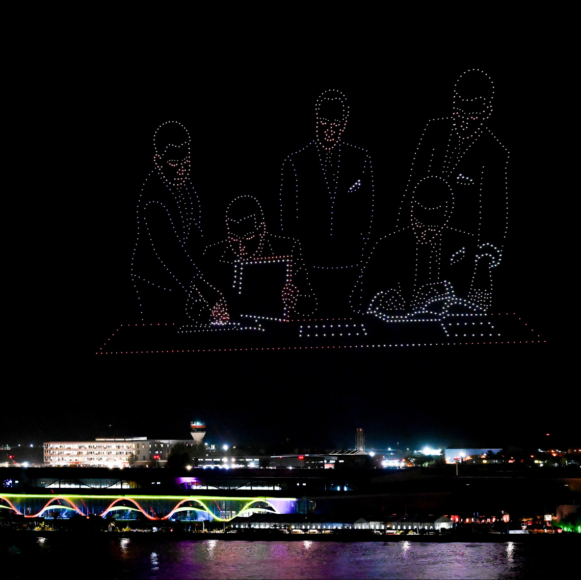 ވެލާނާ އިންޓަނޭޝަނަލް އެއާޕޯޓުގެ އާ ޓާމިނަލް ހުޅުވުމުގެ އުފަލުގައި އެއާޕޯޓުގެ މަތީގައި ކުރިއަށް ގެންދިޔަ ޑްރޯން ޝޯ.---ފޮޓޯ: ނިޝާން އަލީ | މިހާރު