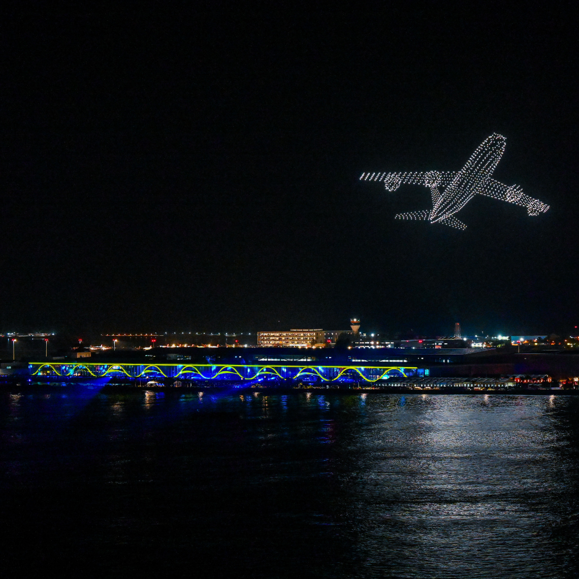 ވެލާނާ އިންޓަނޭޝަނަލް އެއާޕޯޓުގެ އާ ޓާމިނަލް ހުޅުވުމުގެ އުފަލުގައި އެއާޕޯޓުގެ މަތީގައި ކުރިއަށް ގެންދިޔަ ޑްރޯން ޝޯ.---ފޮޓޯ: ނިޝާން އަލީ | މިހާރު