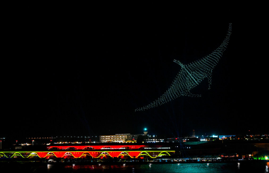 ވެލާނާ އިންޓަނޭޝަނަލް އެއާޕޯޓުގެ އާ ޓާމިނަލް ހުޅުވުމުގެ އުފަލުގައި އެއާޕޯޓުގެ މަތީގައި ކުރިއަށް ގެންދިޔަ ޑްރޯން ޝޯ.---ފޮޓޯ: ނިޝާން އަލީ | މިހާރު