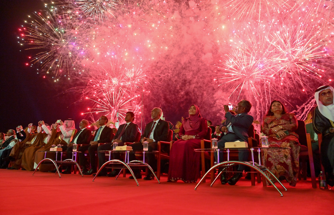 ވެލާނާ އިންޓަނޭޝަނަލް އެއާޕޯޓުގެ އާ ޓާމިނަލް ހުޅުވުމުގެ އުފަލުގައި އެއާޕޯޓް ކައިރީގައި މިރޭ ހަވާ އަރުވާ މަންޒަރު ރައީސްގެ ދެކަނބަލުންގެ އިތުރުން ސަރުކާރުގެ ބައެއް އިސްވެރިން ބައްލަވަނީ.---ފޮޓޯ: ރައީސް އޮފީސް