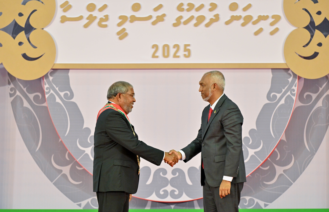 ނިޝާން އިއްޒުއްދީން އިއްޒަތުގެ ވެރިޔާގެ ލަގަބު މިދިޔަ ޖުލައި 27 ވަނަ ދުވަހު އެރުވުމަށް ފަހު، އޭނާއާ ރައީސް މުއިއްޒު ސަލާން ކުރައްވަނީ.---ފޮޓޯ: ރައީސް އޮފީސް