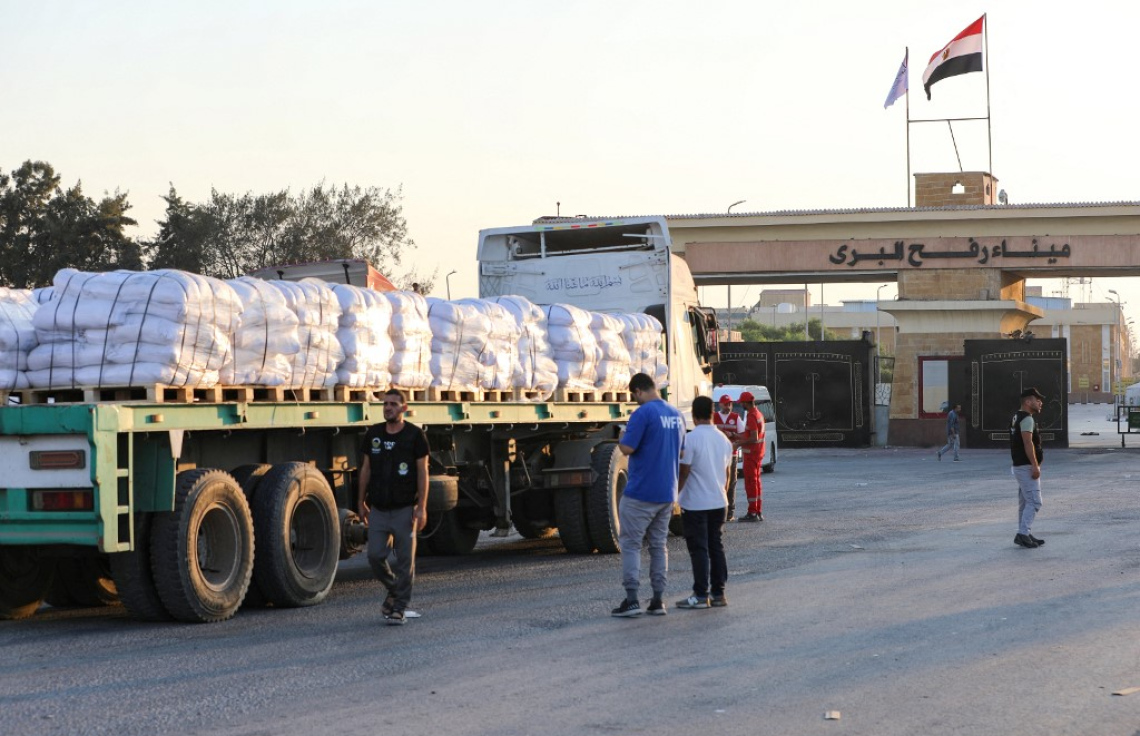 ޣައްޒާއަށް އެހީގެ ޓްރަކްތައް ވަންނަނީ: އިޒްރޭލުން ވަނީ ޣައްޒާގެ ބައެއް ހިސާބުތަކުގައި ހަމަލާތައް މެދުކަނޑާލައި އެހީގެ ސާމާނު ވައްދަން ފުރުސަތު ދޭނެކަން އިއުލާނުކޮށްފައި. -- ފޮޓޯ: އޭއެފްޕީ