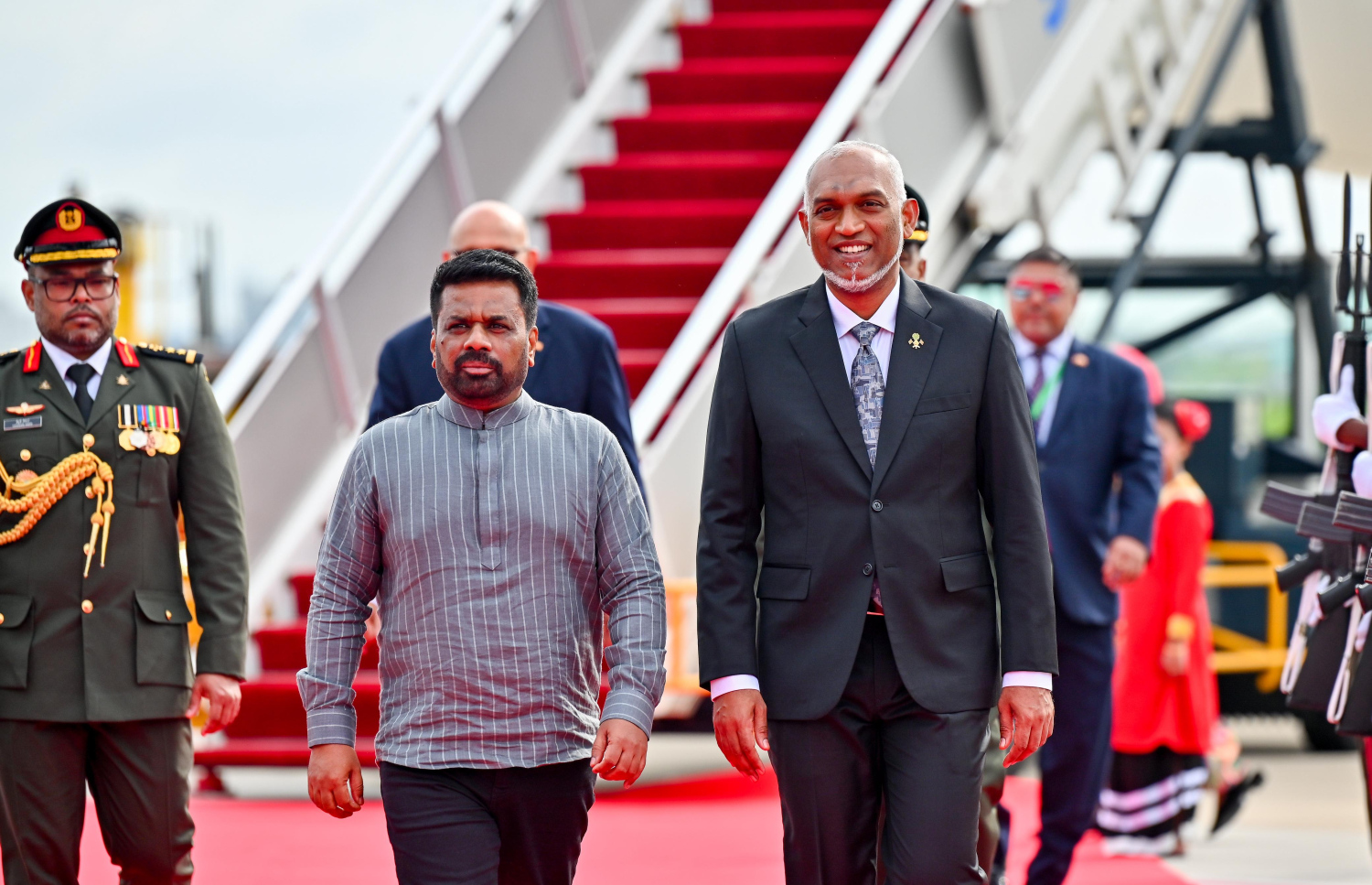 ރައީސް މުއިއްޒާއި ލަންކާގެ ރައީސް ޑިސަނޔަކެ މިއަދު ވެލާނާ އިންޓަނޭޝަނަލް އެއާޕޯޓުގައި.---ފޮޓޯ: ނިޝާން އަލީ| މިހާރު