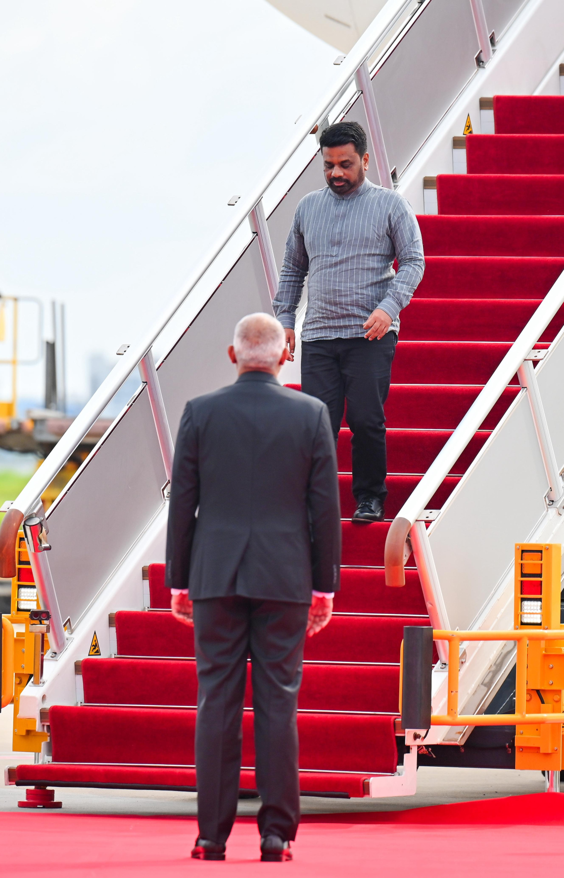 ރައީސް މުއިއްޒު، ލަންކާގެ ރައީސް ޑިސަނަޔަކެ އަށް ވެލާނާ އިންޓަނޭޝަނަލް އެއާޕޯޓުން މިއަދު މަރުހަބާ ދަންނަވަނީ.---ފޮޓޯ: ނިޝާން އަލީ| މިހާރު