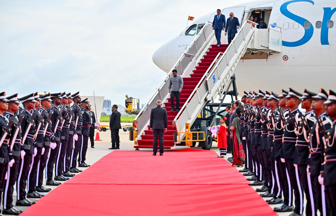 ރައީސް މުއިއްޒު، ލަންކާގެ ރައީސް ޑިސަނަޔަކެ އަށް ވެލާނާ އިންޓަނޭޝަނަލް އެއާޕޯޓުން މިއަދު މަރުހަބާ ދަންނަވަނީ.---ފޮޓޯ: ނިޝާން އަލީ| މިހާރު