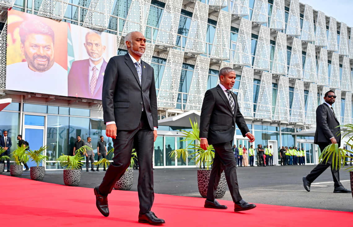 ލަންކާގެ ރައީސް ޑިސަނަޔަކެ އަށް ވެލާނާ އިންޓަނޭޝަނަލް އެއާޕޯޓުން މިއަދު މަރުހަބާ ދެންނެވުމަށް ރައީސް މުއިއްޒު ވަޑައިގަންނަވަނީ.---ފޮޓޯ: ނިޝާން އަލީ| މިހާރު