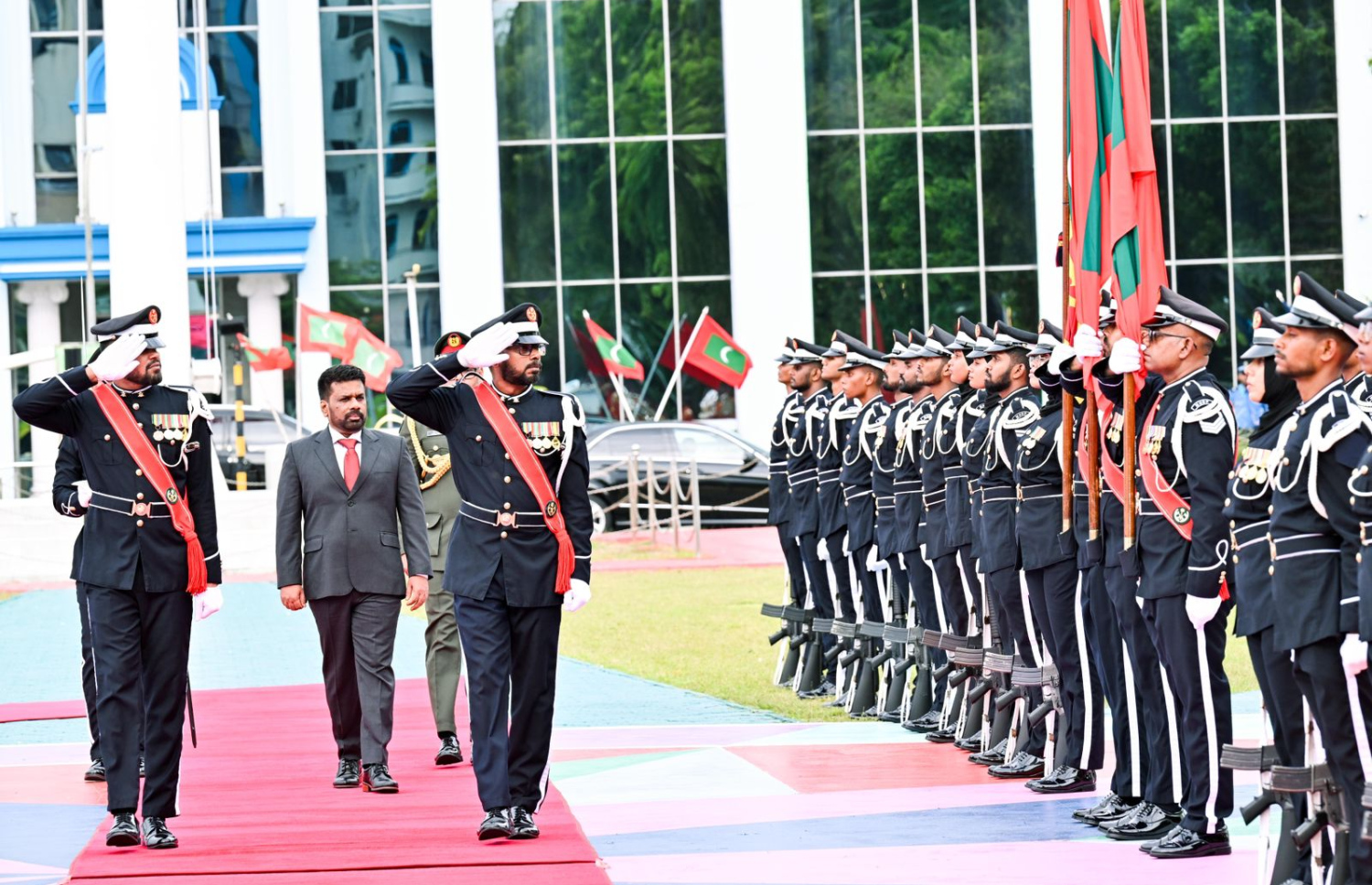 ލަންކާގެ ރައީސް އަނޫރާއަށް ރަސްމީކޮށް ރާއްޖެއިން މަރުހަބާ ކިޔަނީ.-- ފޮޓޯ: ރައީސް އޮފީސް