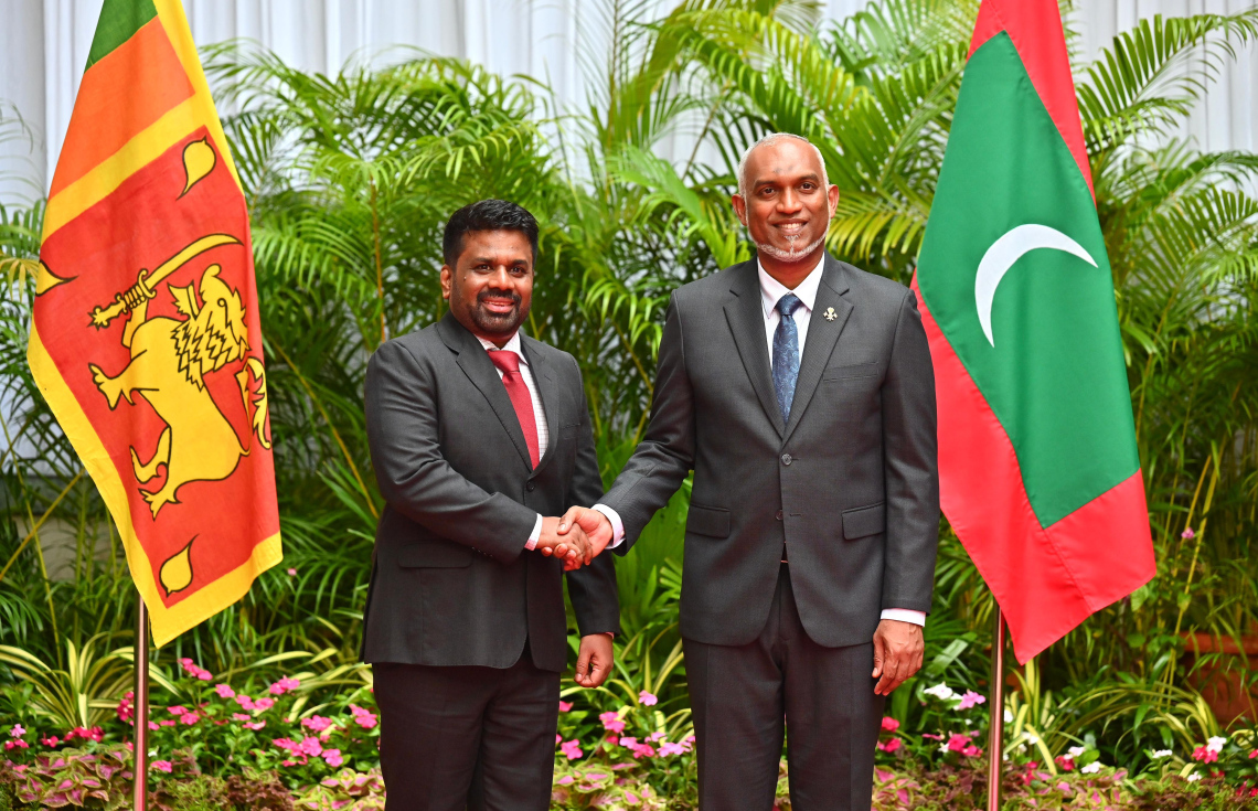 ލަންކާގެ ރައީސް އަނޫރާ ކުމާރަ ޑިސަނަޔަކެ އާއި ރައީސް ޑރ. މުހައްމަދު މުއިއްޒު ރައީސް އޮފީހުގައި ބައްދަލުކުރައްވައި ސަލާން ކުރައްވަނީ.--- ފޮޓޯ: ނިޝާން އަލީ | މިހާރު