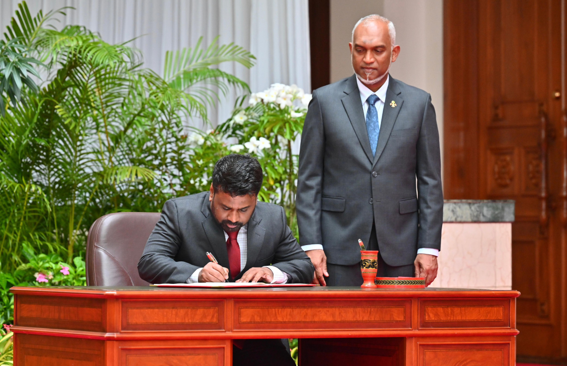 ލަންކާގެ ރައީސް އަނޫރާ ކުމާރަ ޑިސަނަޔަކެ ރާއްޖެއަށް ވަޑައިގެން މެހުމާނުން ސޮއިކުރައްވާ ފޮތުގައި ސޮއިކުރެއްވުމަށް ފަހު ގަލަން ބާއްވަވަނީ.--- ފޮޓޯ: ނިޝާން އަލީ | މިހާރު