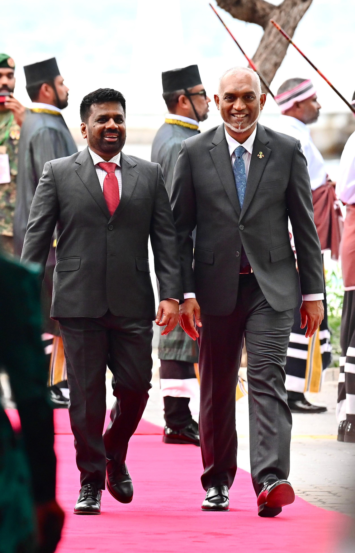 ލަންކާގެ ރައީސް އަނޫރާ ކުމާރަ ޑިސަނަޔަކެ އާއި ރައީސް ޑރ. މުހައްމަދު މުއިއްޒު ރައީސް އޮފީހަށް ވަދެވަޑައިގަންނަވަނީ.--- ފޮޓޯ: ނިޝާން އަލީ | މިހާރު