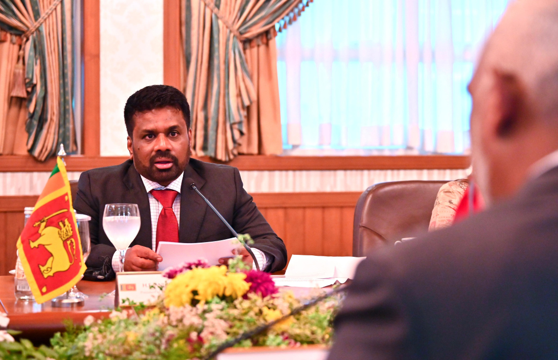 ލަންކާގެ ރައީސް އަނޫރާ ކުމާރަ މިހާރު ރާއްޖެ އަށް ކުރައްވަމުން ގެންދަވާ ފުރަމާނަ ދަތުރުފުޅުގައި މިއަދު ހަވީރު ބޭއްވި ދެ ގައުމުގެ ރަސްމީ ވާހަކަތަކުގައި ރައީސް މުއިއްޒު ވާހަކަފުޅު ދައްކަވަނީ.--- ފޮޓޯ: ނިޝާން އަލީ | މިހާރު