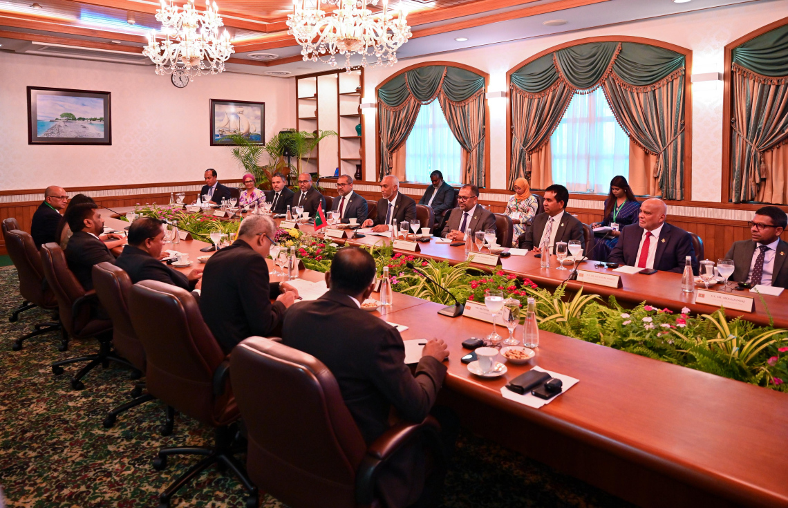 ލަންކާގެ ރައީސް އަނޫރާ ކުމާރަ މިހާރު ރާއްޖެ އަށް ކުރައްވަމުން ގެންދަވާ ފުރަމާނަ ދަތުރުފުޅުގައި މިއަދު ހަވީރު ބޭއްވި ދެ ގައުމުގެ ރަސްމީ ވާހަކަތަކުގައި ރައީސް މުއިއްޒު ވާހަކަފުޅު ދައްކަވަނީ.--- ފޮޓޯ: ނިޝާން އަލީ | މިހާރު