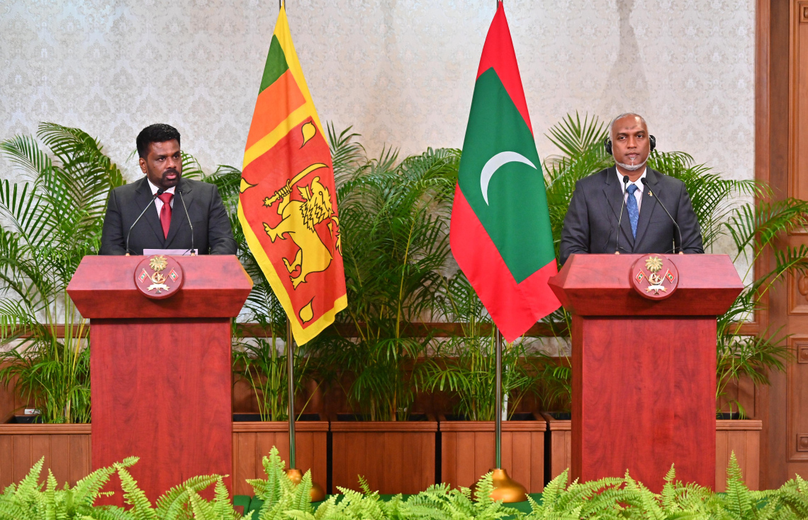 ރާއްޖޭގެ ރައީސް ޑރ. މުހައްމަދު މުއިއްޒާއި ލަންކާގެ ރައީސް އަނޫރާ ކުމާރަ ދެ ގައުމުގެ ގުޅިފައިވާ ބަޔާން މިއަދު އިއްވަވަނީ.--- ފޮޓޯ: ނިޝާން އަލީ | މިހާރު