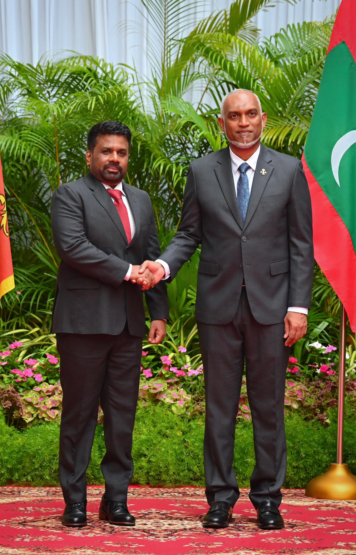 ލަންކާގެ ރައީސް އަނޫރާ ކުމާރަ ޑިސަނަޔަކެ އާއި ރައީސް ޑރ. މުހައްމަދު މުއިއްޒު ރައީސް އޮފީހުގައި ބައްދަލުކުރައްވައި ސަލާން ކުރައްވަނީ.--- ފޮޓޯ: ނިޝާން އަލީ | މިހާރު