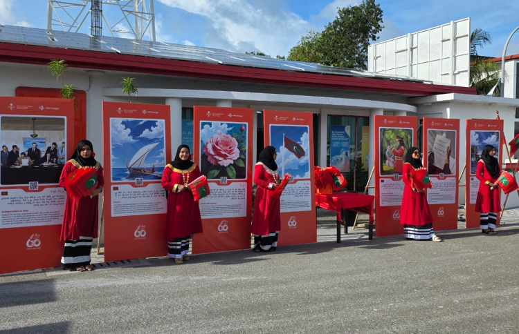 މިނިވަން ދުވަހާ ގުޅުވައި ދިރާގުން ސްޓްރީޓް އެގްޒިބިޝަންތަކެއް