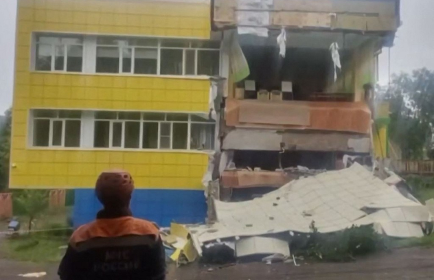 ބިންހެލުމުގެ އަސަރުކުރި ރަޝިޔާގެ ސަރަހައްދަކުން އިމާރާތެއް ވެއްޓިފައި: ބާރުގަދަ ބިންހެލުމުގައި ނިސްބަތުން ގެއްލުން ކުޑަ ކަމަށާއި މީހަކު މަރުނުވާ ކަމަށް ރަޝިޔާއިން ވަނީ ބުނެފައި.