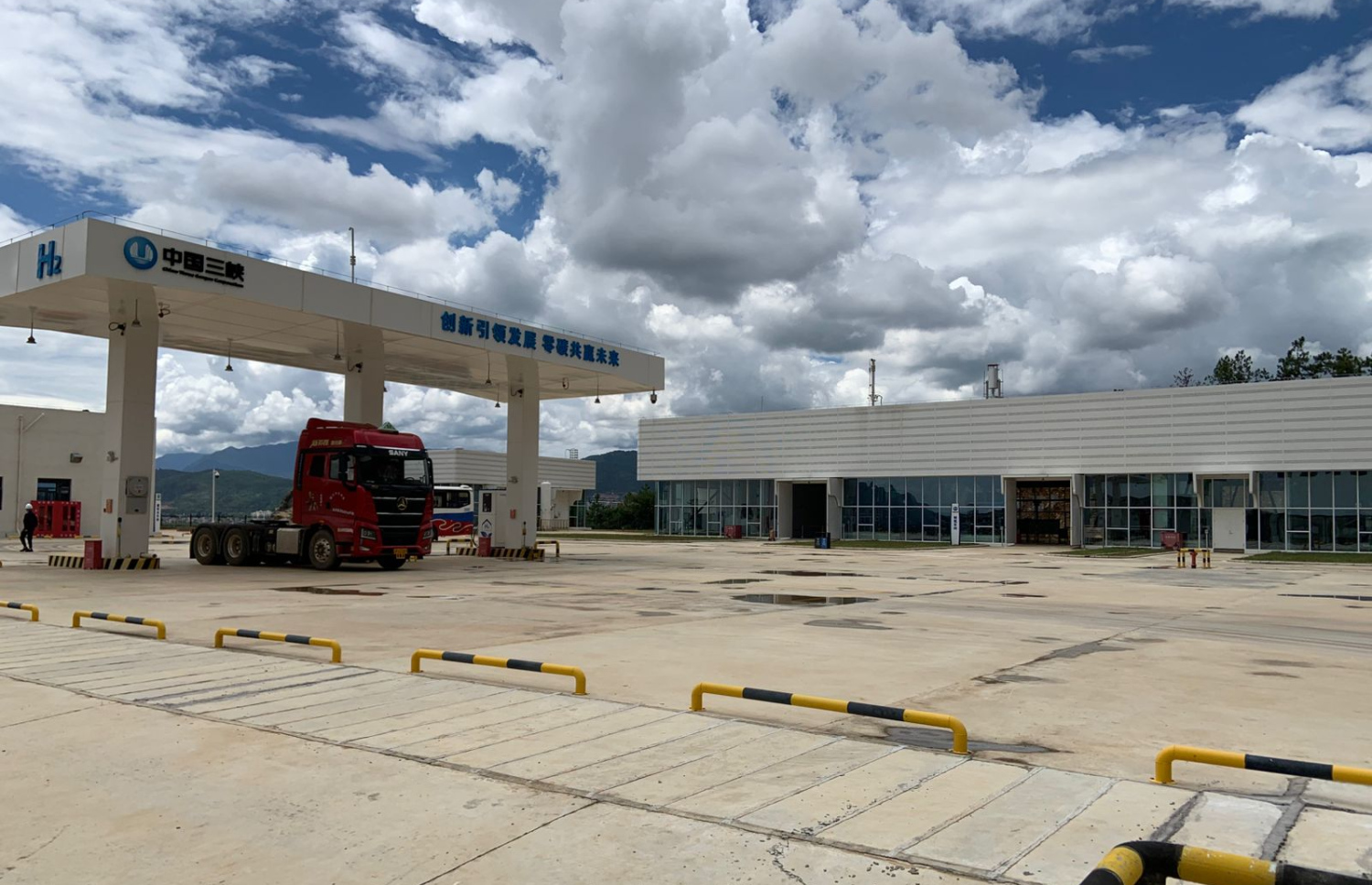 ގްރީން ހައިޑްރޯޖަން އުފައްދަން ޔުނާންގެ ލިޖިއަންގައި ގާއިމްކޮށްފައިވާ ފެކްޓްރީ --- ފޮޓޯ/އުމަރު ޝާން ޝަފީގް