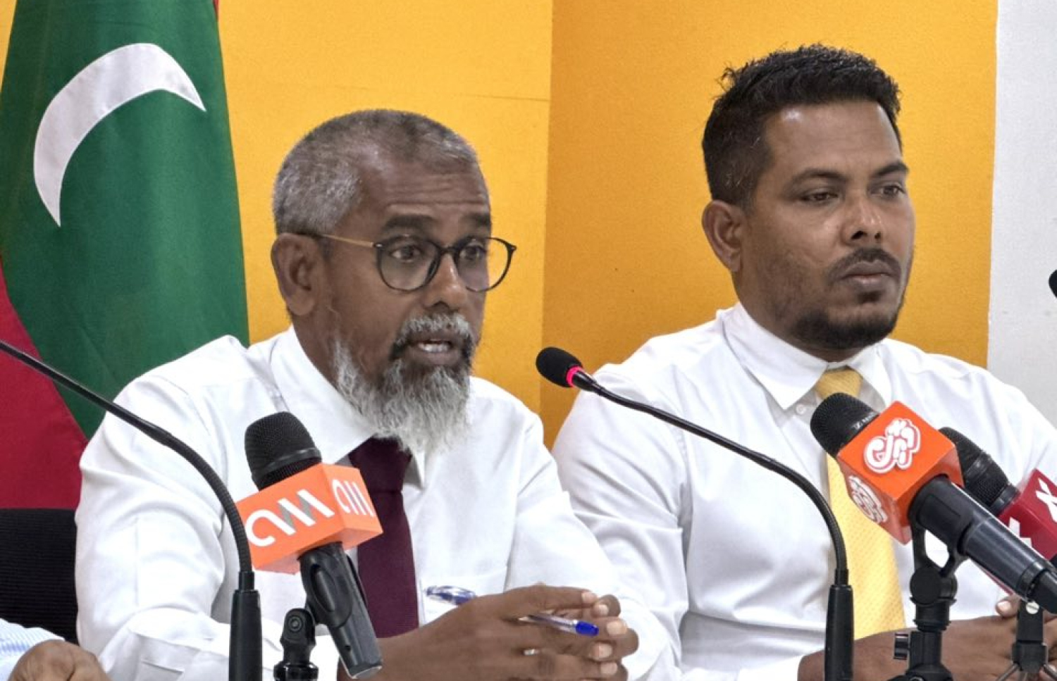 އެމްޑީޕީން ބޭއްވި ޕްރެސް ކޮންފަރެންސްގައި ވައިކަރަދޫ ދާއިރާގެ މަޖިލިސް މެމްބަރު ހުސެއިން ޒިޔާރު (ފިއްޓެ) ވާހަކަދައްކަވަނީ.-- ފޮޓޯ: އެމްޑީޕީ