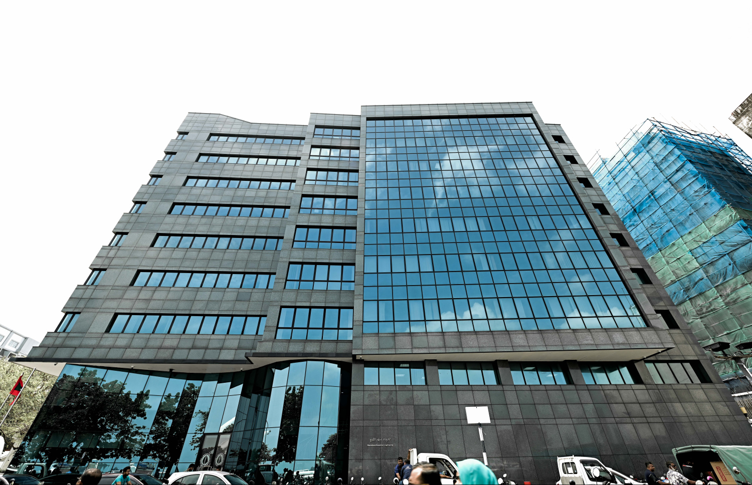 މަރުކަޒީ ބޭންކް. ޓޫރިޒަމްގެ ވިޔަފާރިތަކުން ޑޮލަރު މާރުކުރުމުގެ ގާނޫނަށް އަމަލުކުރަން ފެށީ މިއަހަރުން ފެށިގެން -- ފޮޓޯ: މިހާރު