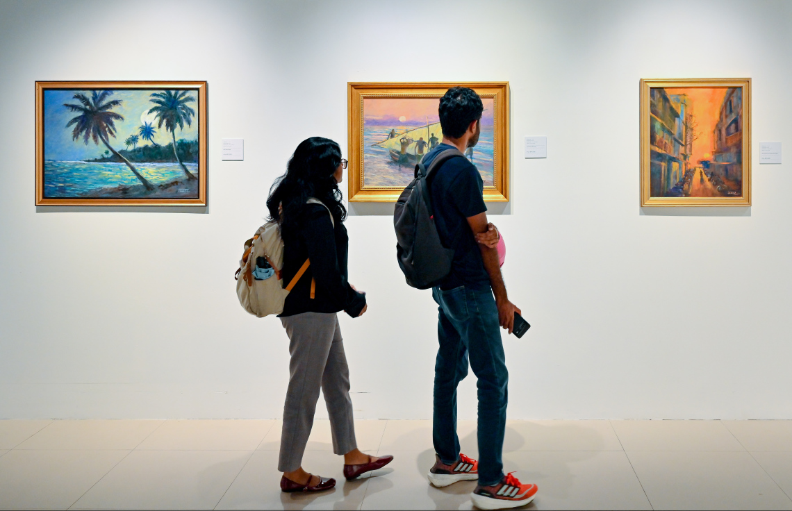 ރާއްޖޭގެ އެހާރާއި މިހާރުގެ ދިރިއުޅުން ދައްކުވައިދޭ ކުރެހުންތަކާ އެކު، އާޓް ގެލެރީގައި މިހާރު ކުރިއަށް ގެންދާ މަނާގޭ އަބްދުﷲ ފާއިޒުގެ ކުރެހުމުގެ މައުރަޒުގެ ކުރެހުމެއް ދެ ޒުވާނަކު ބަލަނީ: މި މަހުގެ 16 އިގެ ނިޔަލަށް މި މައުރަޒު ކުރިއަށް ގެންދާނެ.---ފޮޓޯ: ނިޝާން އަލީ| މިހާރު