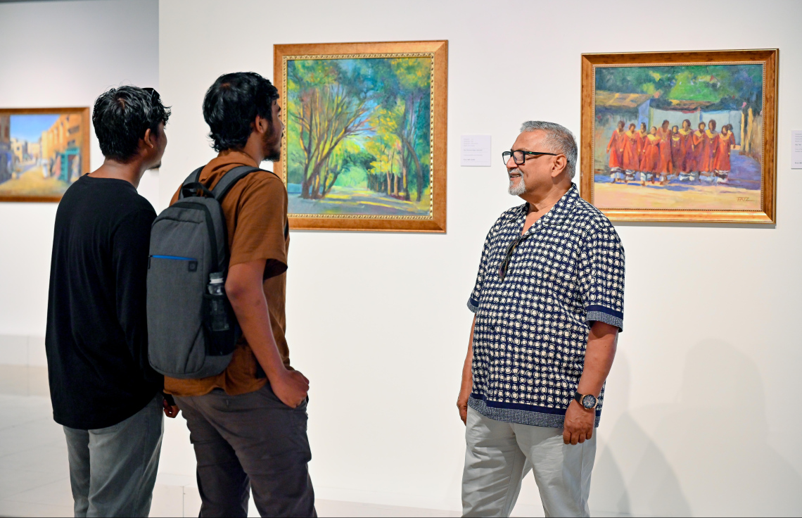 ހުނަރުވެރި ކުރެހުންތެރިޔާ މަނާގާ އަބްދުﷲ ފާއިޒުގެ ކުރެހުމުގެ މައުރަޒަށް ޒިޔާރަތްކުރި ދެ ޒުވާނަކާ އޭނާ ވާހަކަ ދައްކަވަނީ: "ޖާނީ ބައި އަބްދުﷲ ފާއިޒު" ގެ ނަން ދީފައިވާ މި ކުރެހުމުގެ މައުރަޒަށް ބޮޑު ތަރުހީބެއް އަންނަނީ ލިބެމުން.---ފޮޓޯ: ނިޝާން އަލީ| މިހާރު