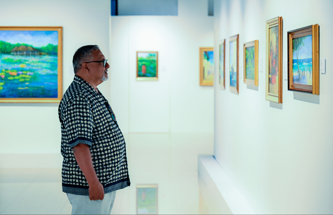 ހުނަރުވެރި ކުރެހުންތެރިޔާ މަނާގާ އަބްދުﷲ ފާއިޒު، އޭނާގެ ކުރެހުމެއް މިއަދު ބަލަނީ: "ޖާނީ ބައި އަބްދުﷲ ފާއިޒު" ގެ ނަން ދީފައިވާ މި ކުރެހުމުގެ މައުރަޒަށް ބޮޑު ތަރުހީބެއް އަންނަނީ ލިބެމުން.---ފޮޓޯ: ނިޝާން އަލީ| މިހާރު