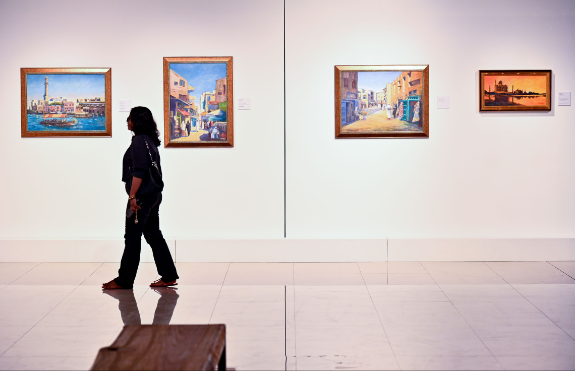 ރާއްޖޭގެ އެހާރާއި މިހާރުގެ ދިރިއުޅުން ދައްކުވައިދޭ ކުރެހުންތަކާ އެކު، އާޓް ގެލެރީގައި މިހާރު ކުރިއަށް ގެންދާ މަނާގޭ އަބްދުﷲ ފާއިޒުގެ ކުރެހުމުގެ މައުރަޒުގެ ކުރެހުމެއް މީހަކު ބަލަނީ: މި މަހުގެ 16 އިގެ ނިޔަލަށް މި މައުރަޒު ކުރިއަށް ގެންދާނެ.---ފޮޓޯ: ނިޝާން އަލީ| މިހާރު