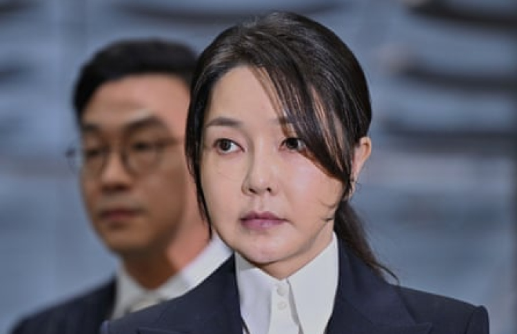 ދެކުނު ކޮރެއާގެ ކުރީގެ ރައީސްގެ ދެކަނބަލުން ޖަލުގައި