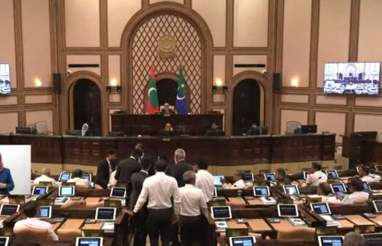 މީކާއިލްގެ ނަން އިއްވައި މަޖިލީހުން ނެރެފި