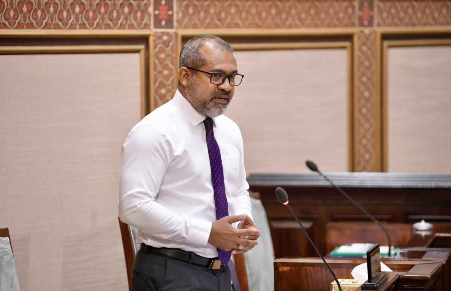 ފޮރިން މިނިސްޓަރު ހަލީލް ރައްޔިތުންގެ މަޖިލިހުގެ މިއަދުގެ ޖަލްސާގައި މެމްބަރުންނަށް ޖަވާބުދާރީވެވަޑައިގަންނަވަނީ.---ފޮޓޯ؛ މަޖިލިސް