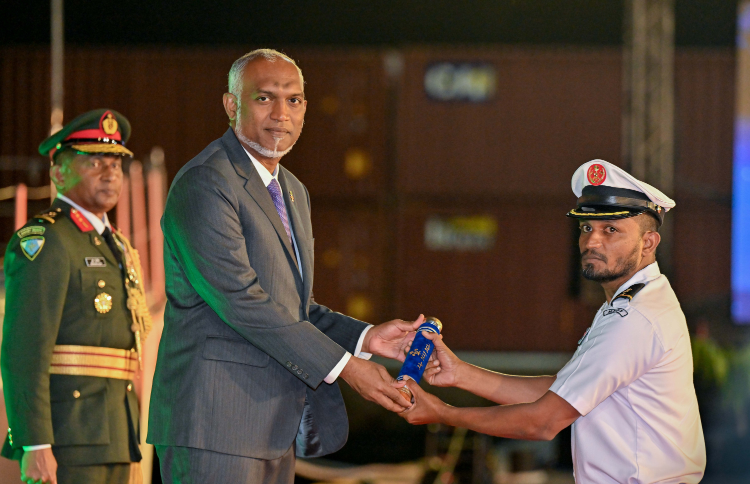 ތުރުކީ އިން ރާއްޖެ އަށް ހަދިޔާކުރި މަނަވަރުގެ ކޮމާންޑިން އޮފިސަރު ލެފްޓިނެންޓް ކާނަލް ހަސަން ޝިނާންއާ މަގާމުގެ ލިޔުން ރައީސް މުއިއްޒު ރޭ ހަވާލު ކޮށްދެއްވަނީ.---ފޮޓޯ: ރައީސް އޮފީސް