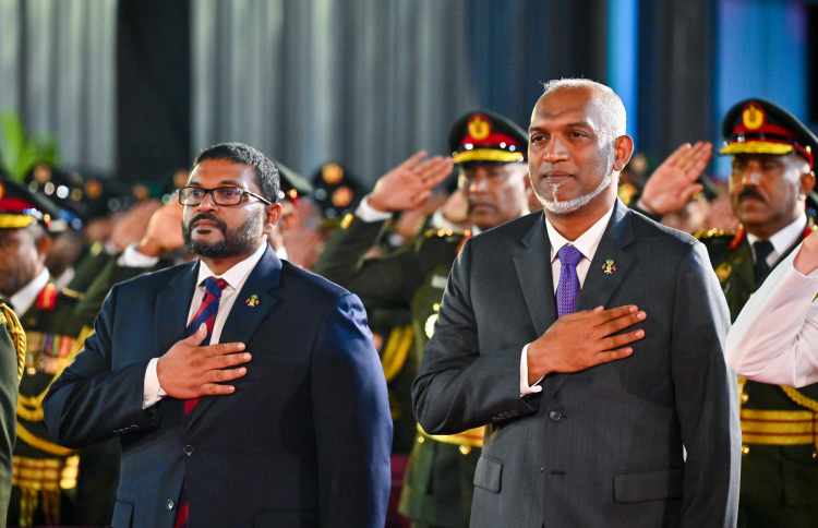 "މިއީ ރަތް ރޮނގު ރައީސް ވަރަށް ބާރަށް ފަވާލި ރޭ"