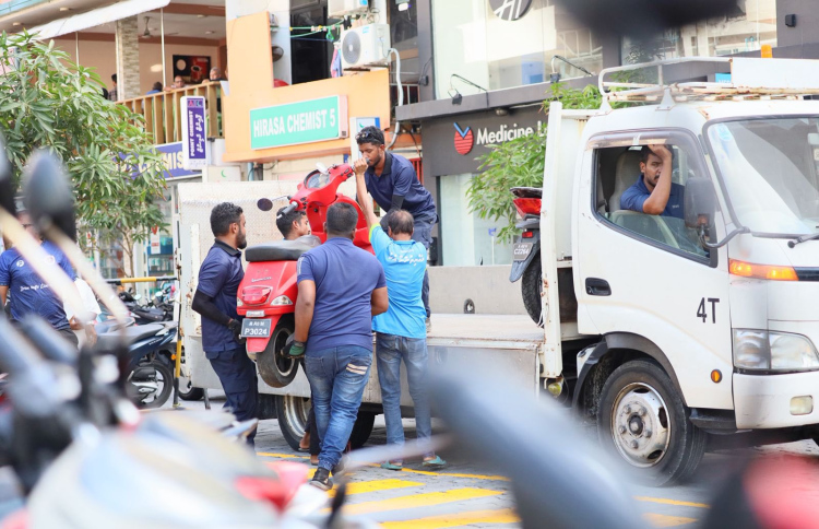 މަގުމައްޗަށް ދޫކޮށްލާފައި ހުންނަ ވެހިކަލްތައް ނަގަނީ