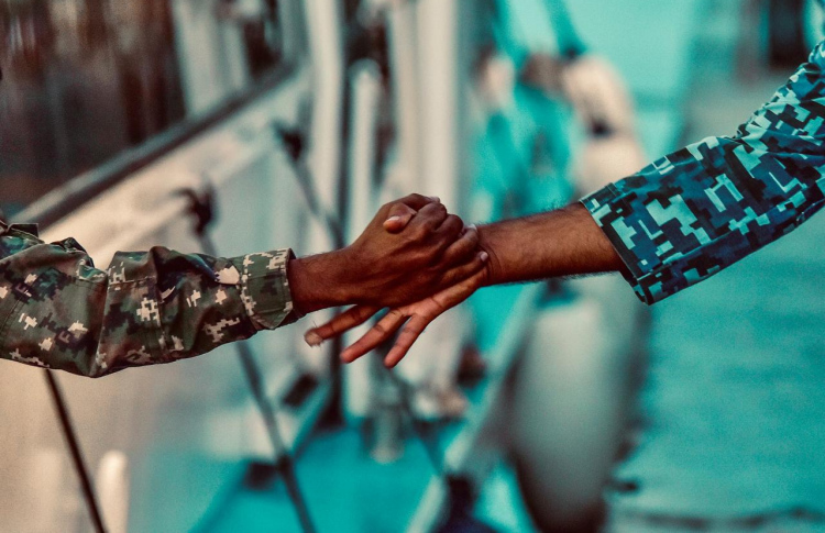 ގަދަރުވެރި ދެ ޔުނިފޯމުން ނިވާވެފައިވާ ކޮރަޕްޝަން!