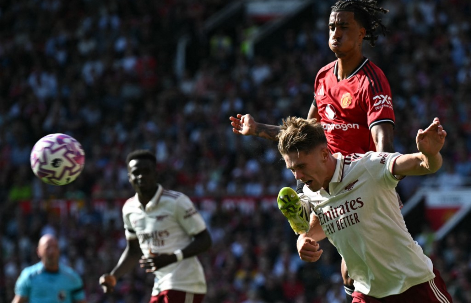 އާސެނަލްގެ ޔޯކެރޭސް ބޮލުން ހަމަލާއެއް ފޮނުވާލަނީ.--- ފޮޓޯ: އޭއެފްޕީ