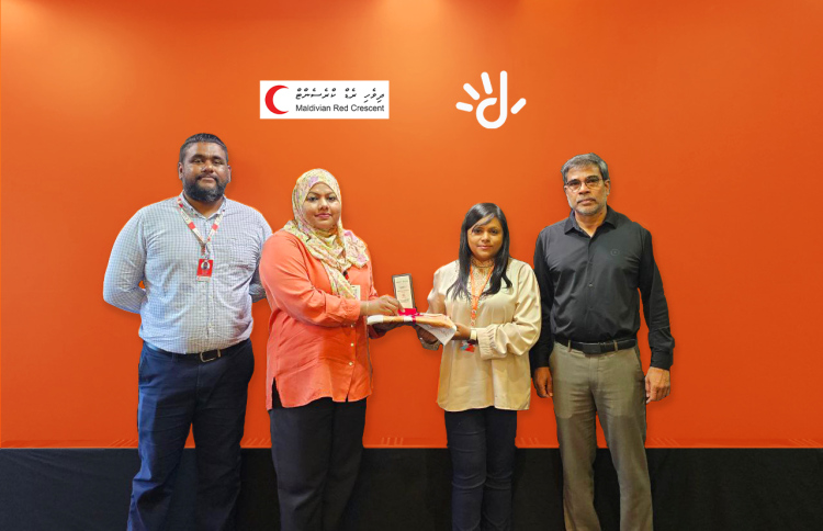 ދިރާގުން ރެޑް ކްރެސެންޓަށް އެހީ ދެނީ