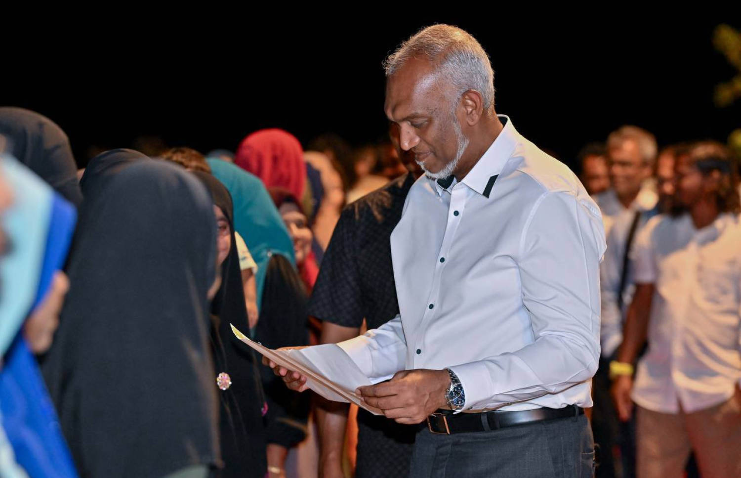 ޓޫރިސްޓުންގެ ފަރާތުން ރަށުތެރެއިން ފެންނަ ނޭދެވޭ ކަންކަމާ ގުޅޭ ގޮތުން އއ. އުކުޅަހު ކުދިންތަކެއް ރައީސް ޑރ. މުހައްމަދު މުއިއްޒަށް އެރުވި ސިޓީއެއް ވިދާޅުވަނީ.