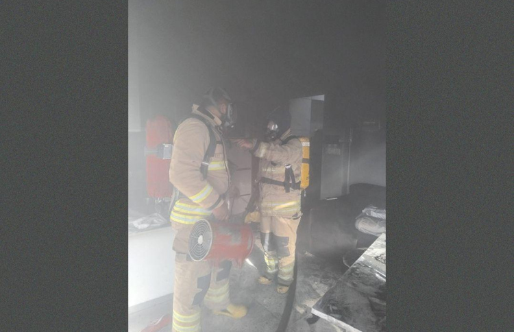 އޭސީގައި ރޯވެ، އެޕާޓްމެންޓަކަށް ގެއްލުންތަކެއް