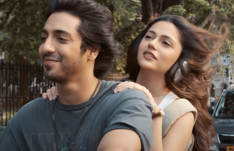 "ސައްޔާރާ"ގެ ލީޑު އެކްޓަރުން ކަމަށްވާ އަހާން ޕާންޑޭ އާއި އަނީތު ޕައްޑާ.