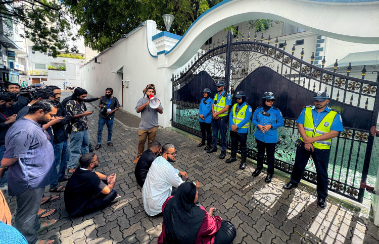 މުލީއާގެ ކުރިމަތީގައި ނޫސްވެރިން އިހުތިޖާޖުކުރަނީ