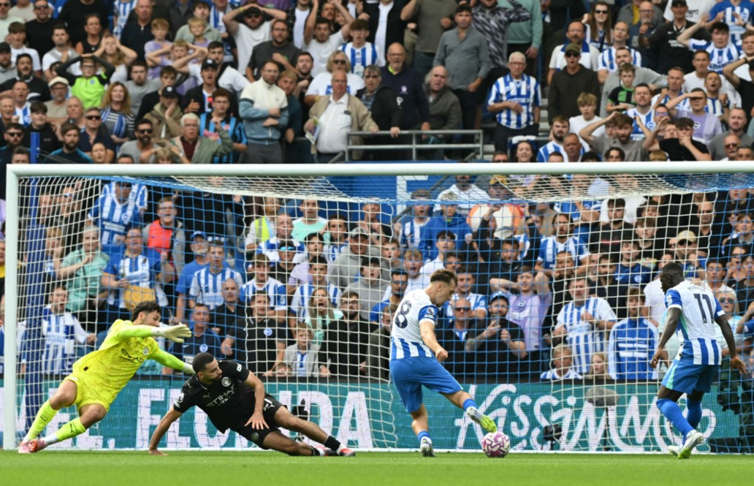 ބްރާޔަން ގްރޫޑާ، ސިޓީގެ ކީޕަރު ކައިރިން ނައްޓާފައި ބްރައިޓަން މޮޅުކޮށްދިން ލަނޑު ޖަހަނީ.-- ފޮޓޯ: އޭއެފްޕީ