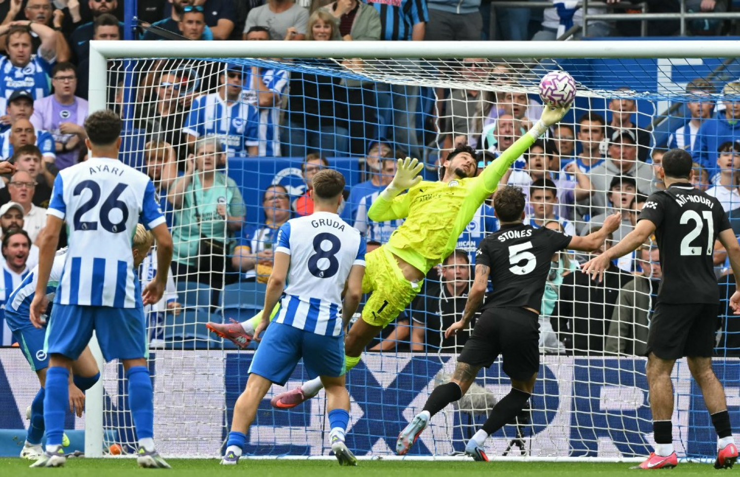 ސިޓީގެ ކީޕަރު ޓްރަފޯޑް، ބްރައިޓަންގެ ހަމަލާއެއް ދިފާއުކުރަނީ.-- ފޮޓޯ: އޭއެފްޕީ