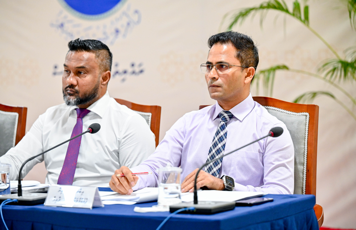 ނޫސްވެރިންނާއެކު މިއަދު މިނިވަން މުއައްސަސާތަކާ ބެހޭ ކޮމިޓީން ބޭއްވި ބައްދަލުވުމުގައި މަޖިލިސް މެމްބަރުން ބައިވެރިވަނީ - ފޮޓޯ: ނިޝާން އަލީ | މިހާރު