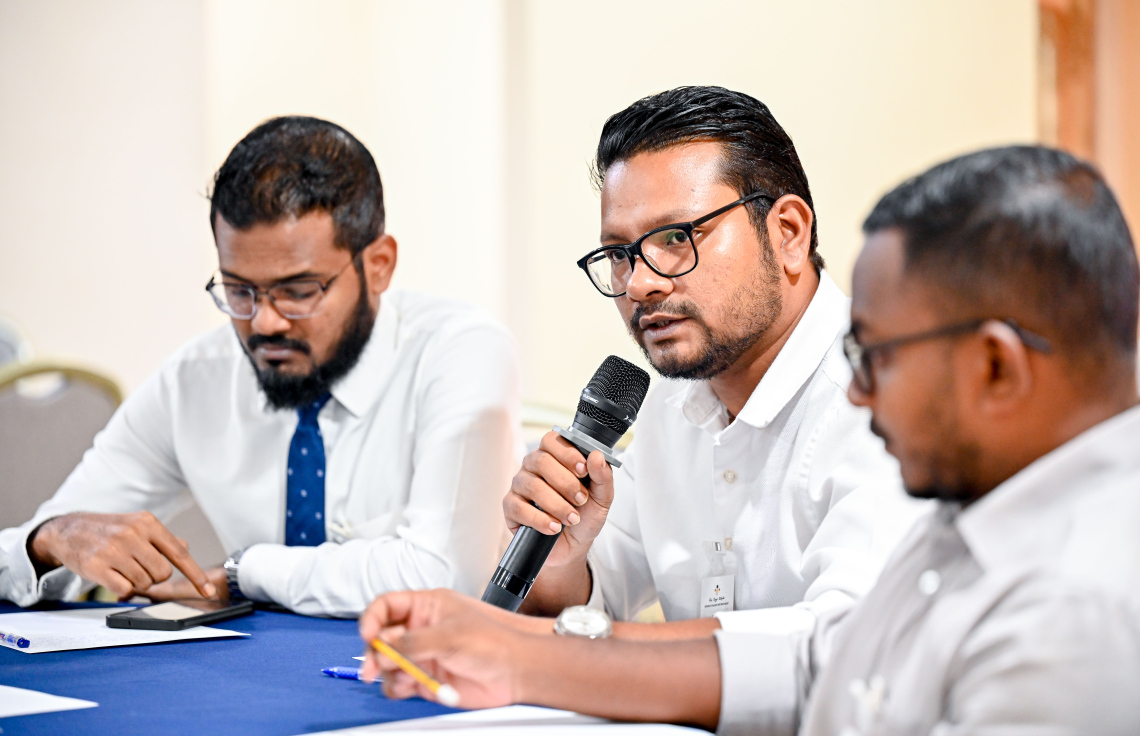 މިނިވަން މުއައްސަސާތަކާ ބެހޭ ކޮމިޓީގައި މިއަދު ނޫސްވެރިން ވާހަކަ ދައްކަނީ. ކޮމިޓީގައި ވާހަކަ ދެއްކި ހުރިހާ މީޑިއާއަކުން ވަނީ ބިލާ ދެކޮޅު ކަން ހާމަކޮށްފައި - ފޮޓޯ: ނިޝާން އަލީ | މިހާރު