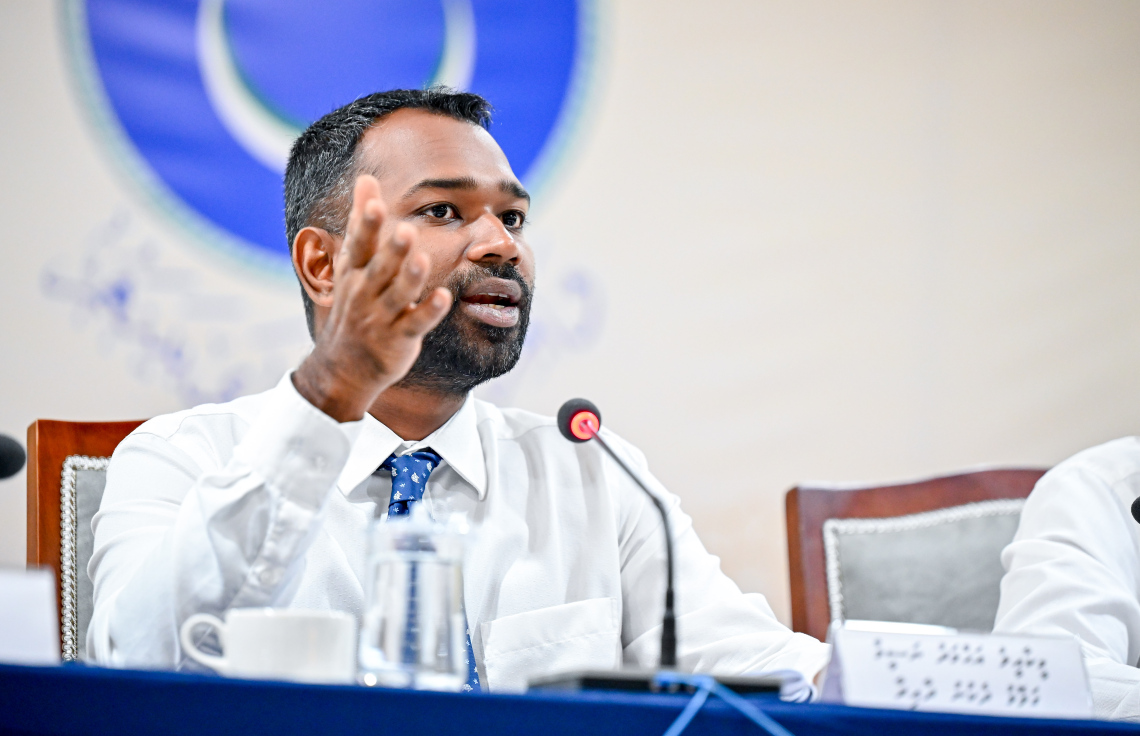 ނޫސްވެރިންނާއެކު މިއަދު މިނިވަން މުއައްސަސާތަކާ ބެހޭ ކޮމިޓީގެ ބައްދަލުވުމުގައި ގަލޮޅު ދެކުނު ދާއިރާގެ މަޖިލިސް މެމްބަރު މީކާއިލް ވާހަކަ ދައްކަވަނީ. ކޮމިޓީގައި ވާހަކަ ދެއްކި ހުރިހާ މީޑިއާއަކުން ވަނީ ބިލާ ދެކޮޅު ކަން ހާމަކޮށްފައި - ފޮޓޯ: ނިޝާން އަލީ | މިހާރު