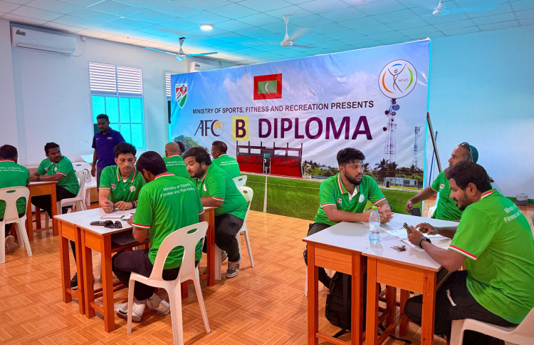 އަތޮޅުތެރޭގެ ފުރަތަމަ ބީ ކޯޗިން ކޯސް ދުވާފަރުގައި