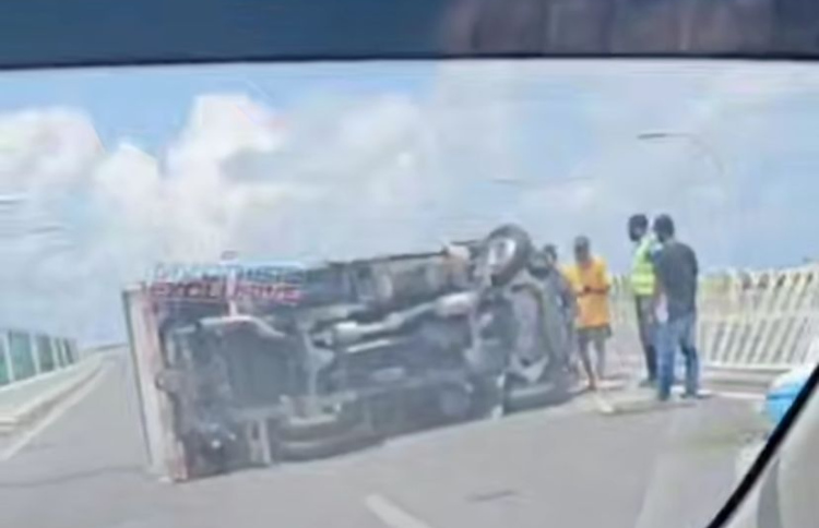 ހައިވޭގައި ބާރަށް ދުއްވި ޕިކަޕެއް ފުރޮޅާލައިފި